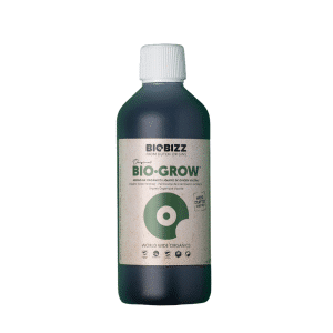 BioGrow 500ml BioBizz Além de fornecer nutrientes essenciais, o Bio·Grow ativa os microrganismos benéficos presentes no substrato, melhorando a disponibilidade de nutrientes e favorecendo o desenvolvimento de raízes, caules e folhas mais fortes. Sua ação contribui para plantas mais resistentes e preparadas para uma floração produtiva. O produto pode ser utilizado durante todo o ciclo de cultivo, desde o aparecimento das primeiras folhas até o final da produção dos frutos ou flores. É indicado para cultivos em solo, substratos orgânicos e misturas à base de turfa, sendo compatível com toda a linha de fertilizantes BioBizz. Especificações Técnicas Marca: BioBizz Produto: Bio·Grow Volume: 250ml NPK: 4-3-6 Aplicação: Fertilizante base para crescimento Origem: Holanda Certificado para agricultura orgânica. Compatível com toda a linha BioBizz. Característica Especificação Marca BioBizz Tipo de Produto Fertilizante Orgânico para Crescimento Composição Extrato de beterraba sacarina (vinhaça), açúcares naturais, potássio e compostos orgânicos Fases de Uso Crescimento Vegetativo e Floração Compatibilidade de Solo Solo, Light·Mix, All·Mix e substratos orgânicos Função Promover crescimento vigoroso, estimular a microbiologia do solo e fortalecer o desenvolvimento das plantas Modo de Uso Inicie a aplicação quando surgirem as primeiras folhas verdadeiras ou quando a planta atingir aproximadamente 10 a 15 cm de altura. Utilize durante toda a fase vegetativa e mantenha a aplicação até o final da floração ou produção dos frutos, conforme a tabela oficial BioBizz. Dosagem recomendada: 2 a 4 mL por litro de água, de acordo com a fase de desenvolvimento. Aplicação via irrigação. Conteúdo da Embalagem 01 Bio·Grow BioBizz 250ml