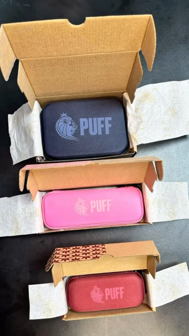 📦💨 As cases da Puff chegaram pra elevar o nível do seu rolê!
Chega de deixar seus artigos jogados por aí — com as cases da Puff, você guarda, organiza e transporta tudo com discrição, estilo e segurança.

🔥 Ideais para tabacarias, head shops e colecionadores exigentes
✔️ Fechamento seguro
✔️ Proteção contra odores
✔️ Compactas e resistentes
✔️ Espaço interno pensado pra piteiras, sedas, isqueiros, dichavadores e mais

Quer oferecer praticidade com personalidade na sua loja?
As cases da Puff são a escolha certa pra quem leva o lifestyle a sério.

🌿 Disponíveis em diferentes tamanhos e modelos
💬 Fala com a gente pra revender ou garantir a sua!

#PuffCase #HeadShop #TabacariaEstilo #GrowDaMaria #OrganizaComEstilo #Acessórios420 #Growdamaria #Growdamarialoja #Cultivandomaria #CultivoIndoor #Autocultivo 
#GrowerLife #GrowRoom #GrowBrasil #GrowerBR #EstufaIndoor